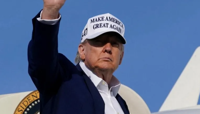 Donald Trump waving while exiting Air Force One during EU trade talks.