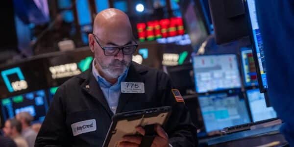 Wall Street sign as investors analyze AI winners and losers in technology stocks