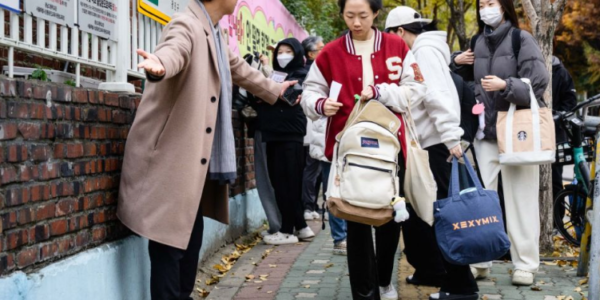 South Korean high school students using smartphones with declining reading attention span
