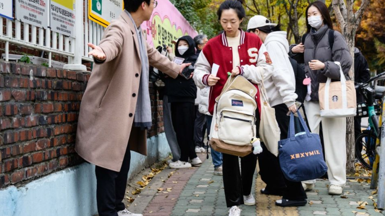 South Korean high school students using smartphones with declining reading attention span
